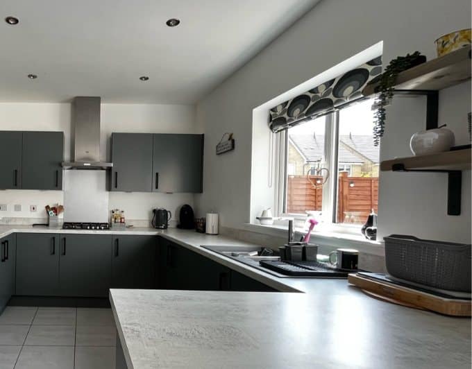 The same handleless kitchen after respraying in a matt graphite